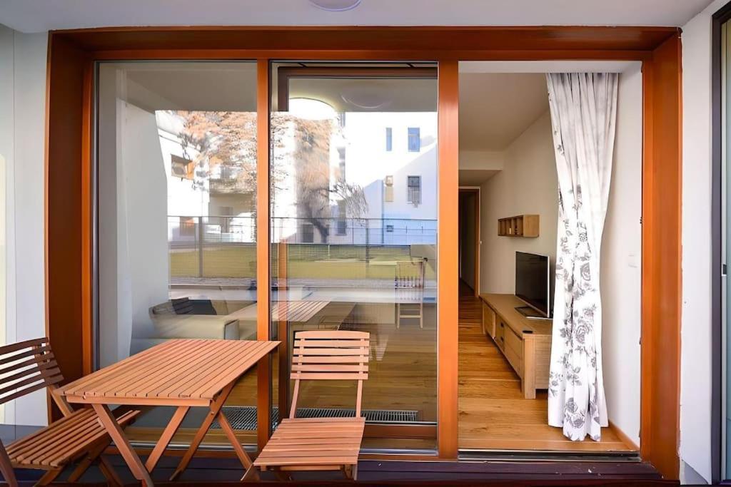Legacy Duplex In Historic District By Rentez Apartment Prag
