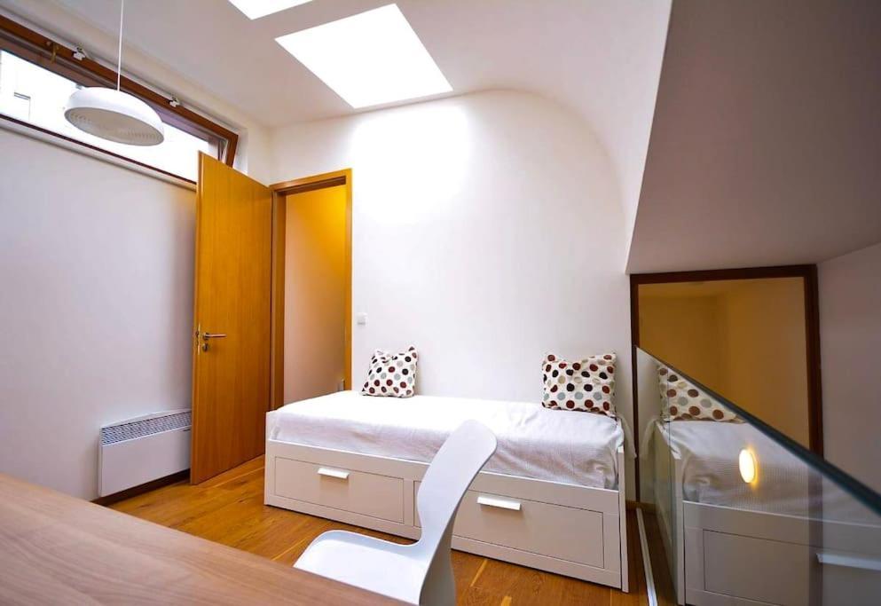 Appartamento Legacy Duplex In Historic District By Rentez Praga