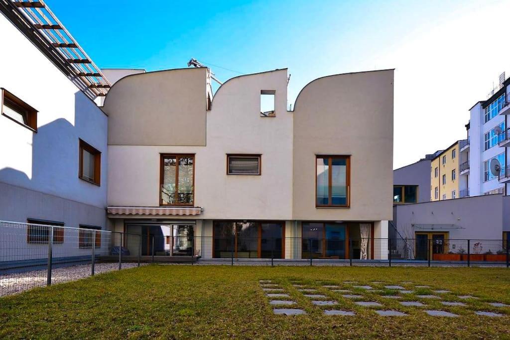 Legacy Duplex In Historic District By Rentez *